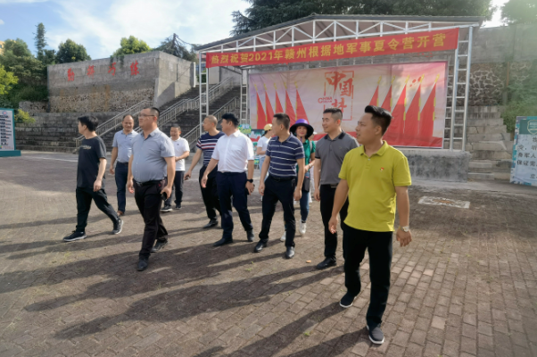 兴国商会联合总会部分会员，走访学习会员企业兴国根据地成长集训基地(图1)