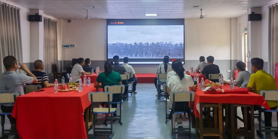 兴国商会联合总会部分会员，走访学习会员企业兴国根据地成长集训基地(图2)